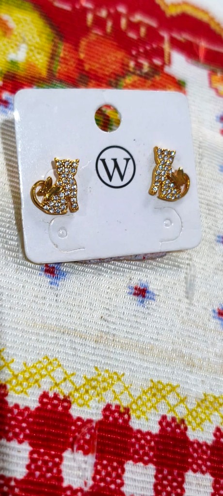 Par de Brincos Gatinho Cravejado com Borboleta — Detalhe Macro Ouro 18k