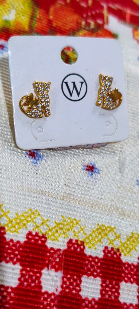 Brinco Gatinho Cravejado em Microzircônias com Borboleta Ouro 18k